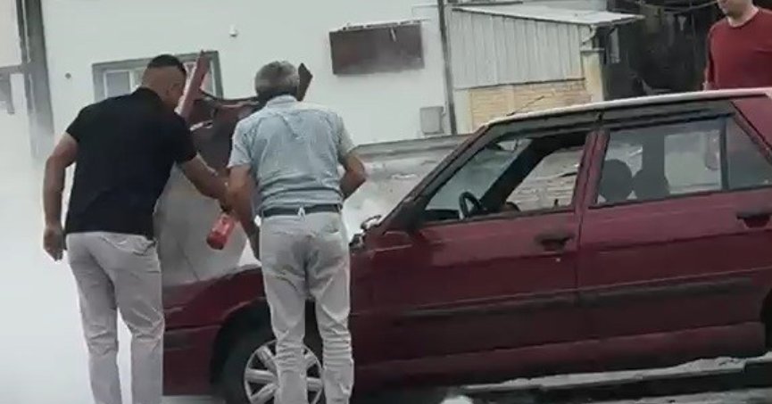 Dumanların yükseldiği otomobile duyarlı sürücü müdahale etti
