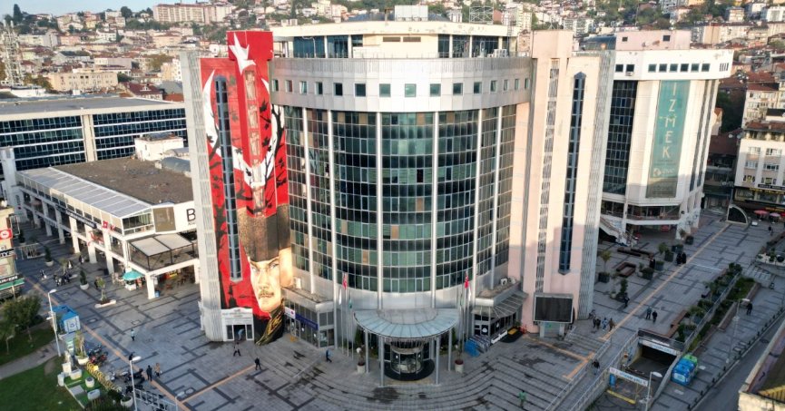 İzmit Belediyesinde iki yeni başkan yardımcısı göreve başladı