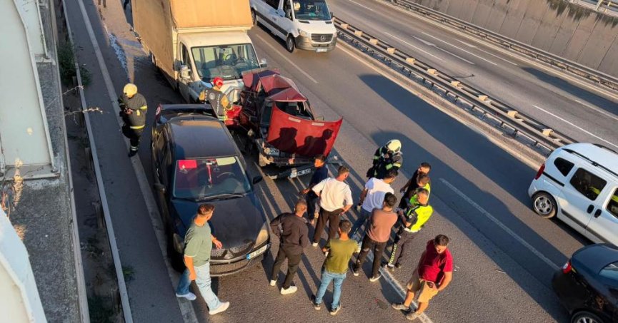 3 araçlı zincirleme kaza: Sürücüler yara almadan kurtuldu