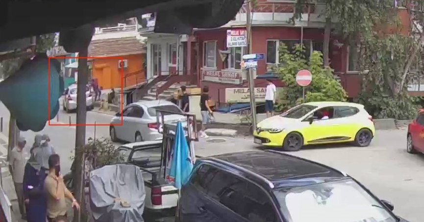 Kaldırıma çıkan otomobil yayalara çarptı: 2 yaralı