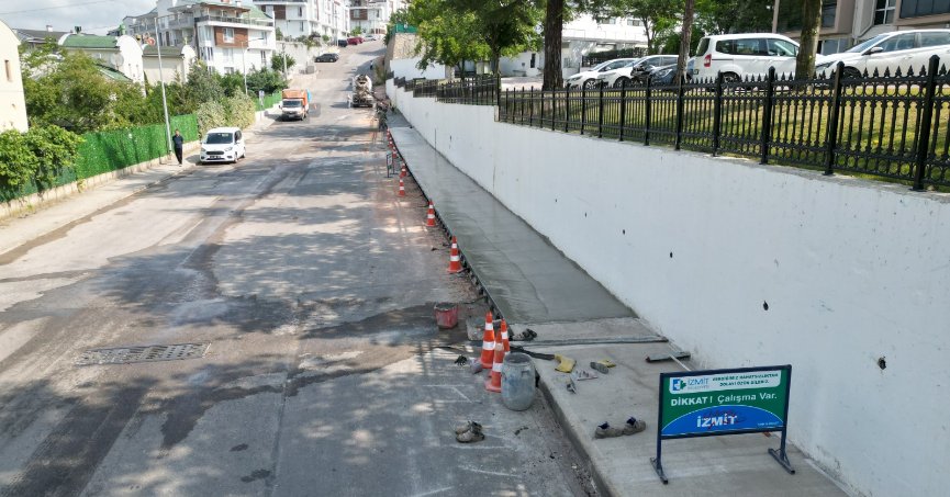 İzmit Belediyesinden Tüysüzler’e beton kaldırım 