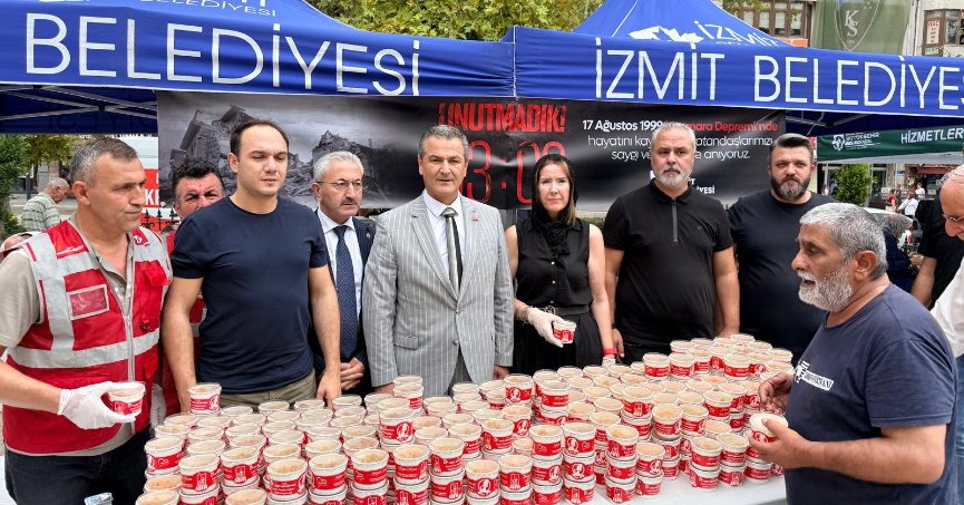 İzmit Belediyesi 17 Ağustos depreminde hayatını kaybedenler anısına helva dağıttı 