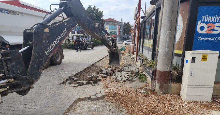 İzmit Belediyesi, Yenişehir’de SEDAŞ sonrası tahrip olan parkeleri yeniliyor