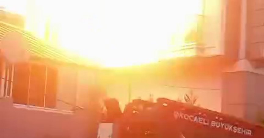 Mutfakta yangın çıktı, doğalgaz bomba gibi patladı