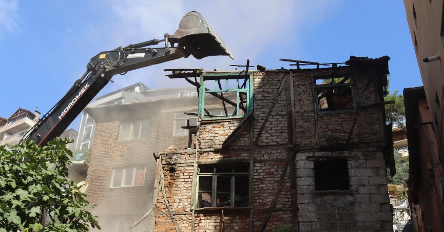 İzmit'te tehlike arz eden metruk bina yıkıldı