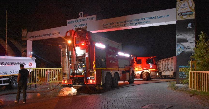 Asit sızdıran kamyon için ekipler seferber oldu: 2 yaralı