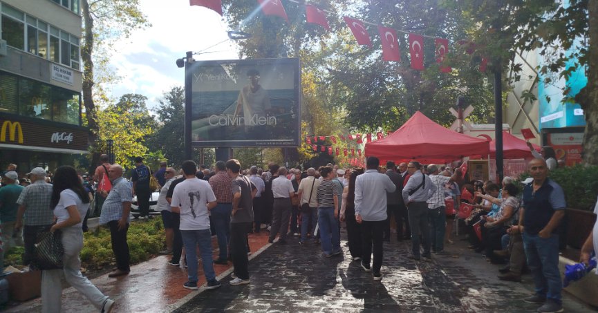 Özgür Özel İzmit’e geliyor! Vatandaşlar yağmura rağmen bekliyor