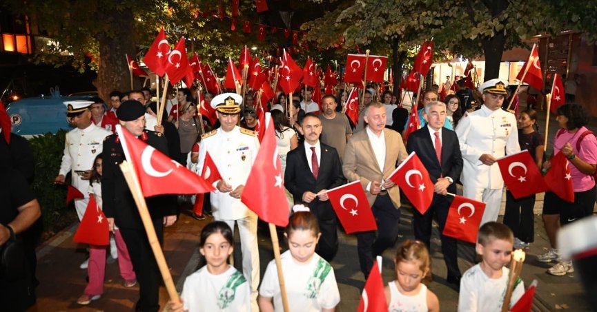  Zafer Bayramı’nda İzmit sokakları fener alayıyla aydınlandı