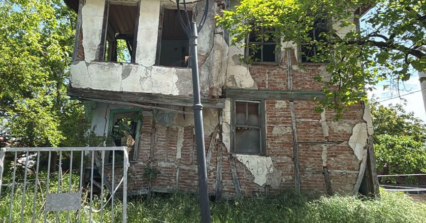 Gölcük'te metruk binalar yıkılıyor 