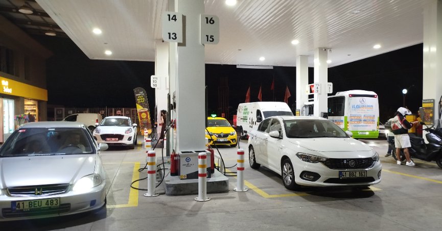 Motorine zam:Araç sahipleri istasyonlara akın etti!