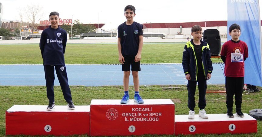 Çayırova’nın hızlıları Kocaeli şampiyonasında kürsüye çıktı