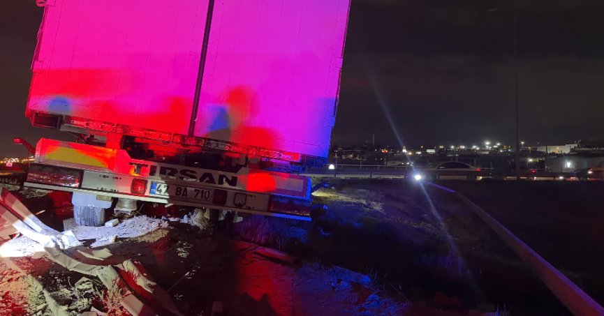  Yoldan çıkan TIR bariyerleri aştı, sürücü kayıplara karıştı