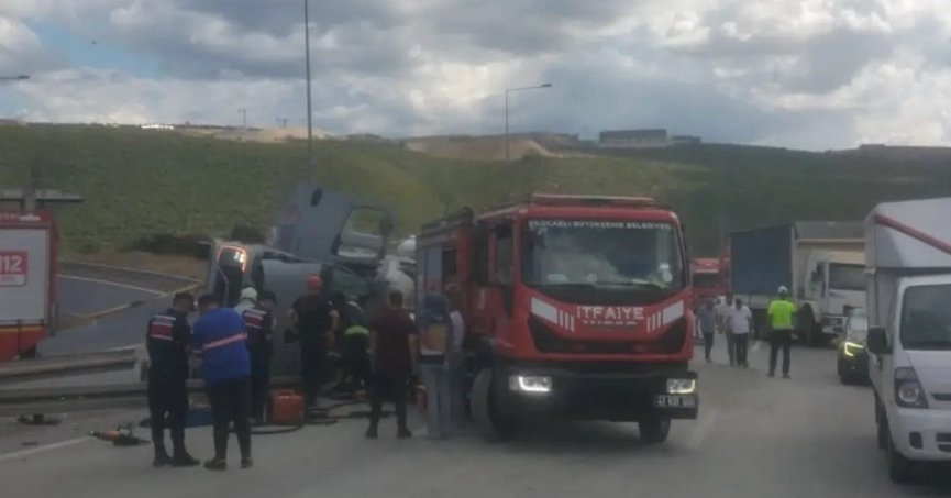 Beton mikseri devrildi, sürücü araçta sıkıştı 