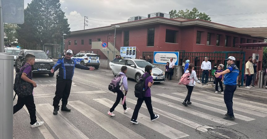 Ders zili çaldı, zabıta okul önlerinde tedbir aldı