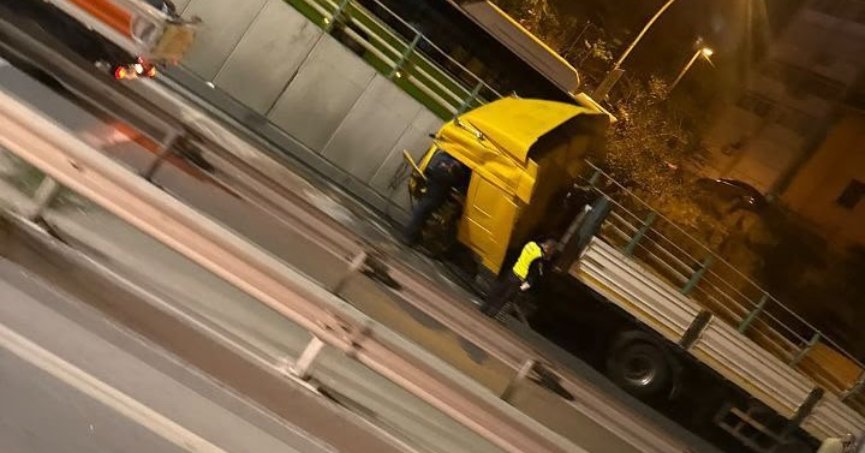 Seka Tüneli girişinde TIR kazası: Sürücü hastaneye kaldırıldı