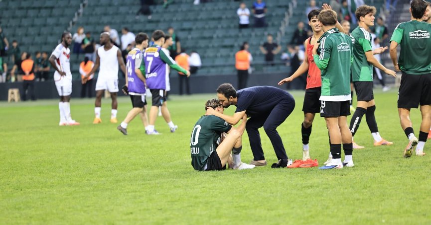 Selçuk İnan, Berkan Kutlu’yu maç sonu alnından öptü