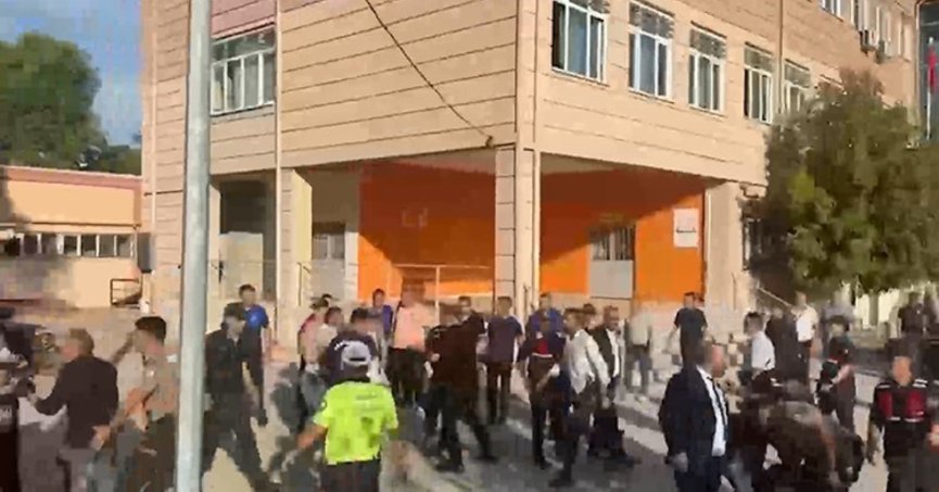 Okul önünde silahlı saldırı: Yaralı öğrenciler var!