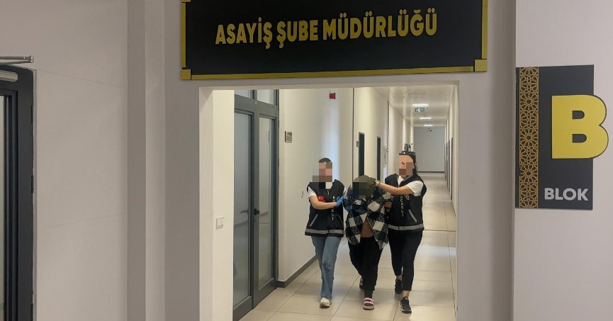 Babasını öldüren annesinin gözyaşlarını mahkeme salonunda sildi