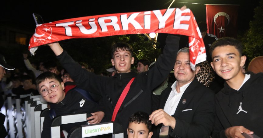 A Milli Futbol Takımı'nı otel önünde yüzlerce taraftar karşıladı