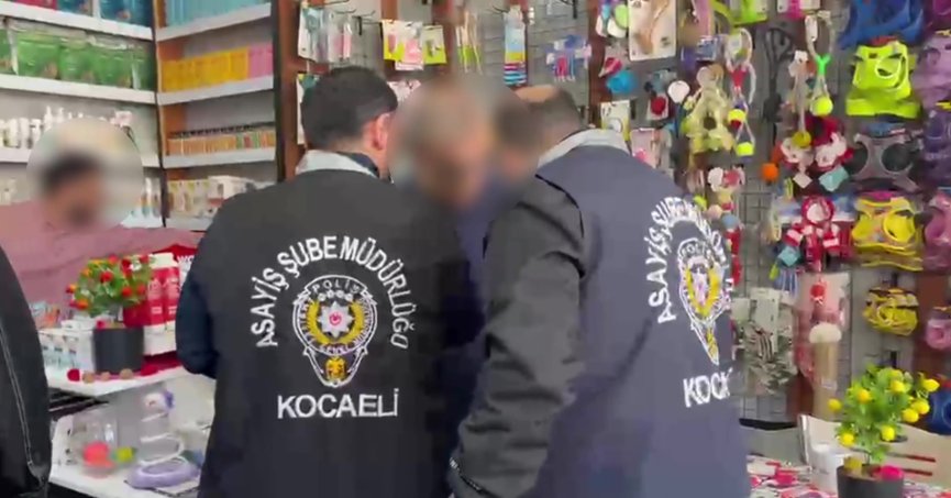  10 yıldır aranan firari dükkanında yakalandı, kelepçeye itiraz etti