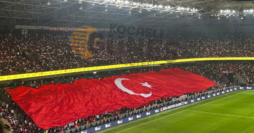 Kocaeli’de milli maç coşkusu: Tribün dev Türk bayrağıyla kaplandı! 