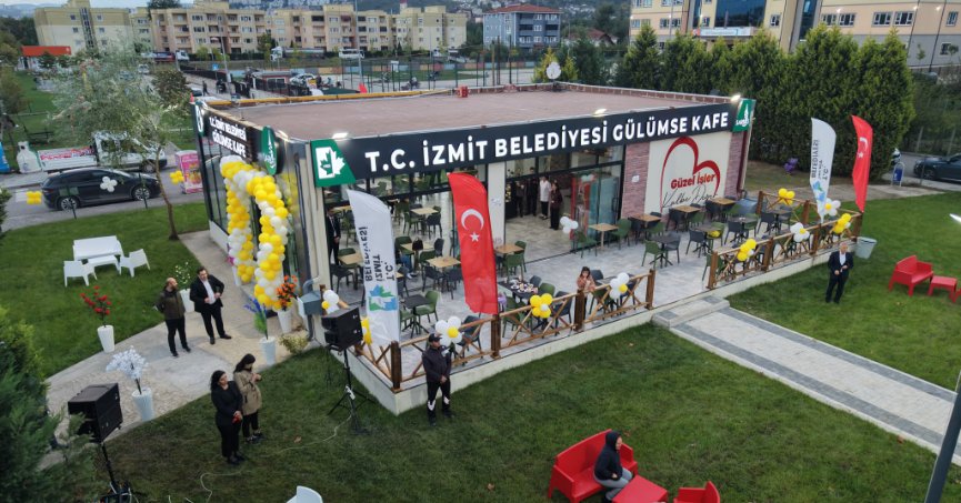 Alikahya’ya yeni sosyal yaşam alanı: Gülümse Kafe açıldı 