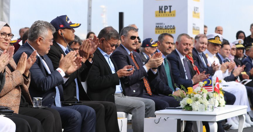 Malezya için Kocaeli’de inşa edildi: Bakan Çiftçi gemiyi denize indirdi