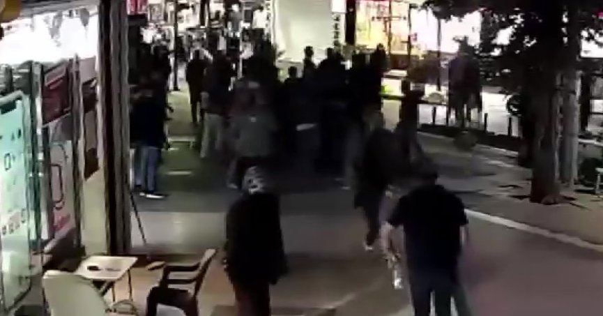 Anne ve kızını cadde ortasında darbettiler