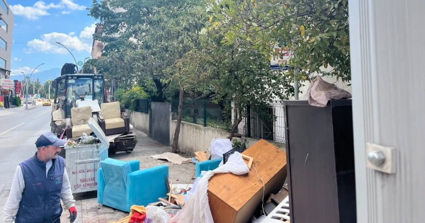Kaldırımdaki çöp yığınları temizlendi 