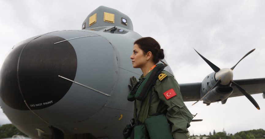 Türk Deniz Kuvvetleri'nin ilk kadın uçak pilotu oldu