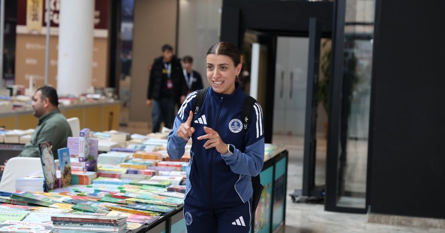 İrem, kitapların dünyasını işaret diliyle keşfetti