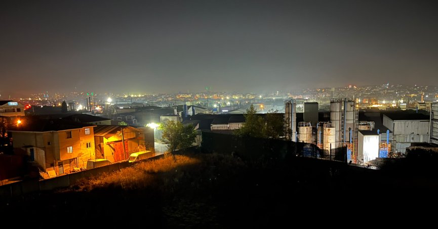 Evler fabrikaların gölgesinde: Manzara dikkat çekti 