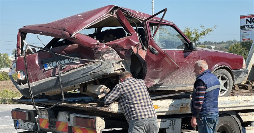 Komşuda otomobil kağıt gibi ezildi: 3 yaralı