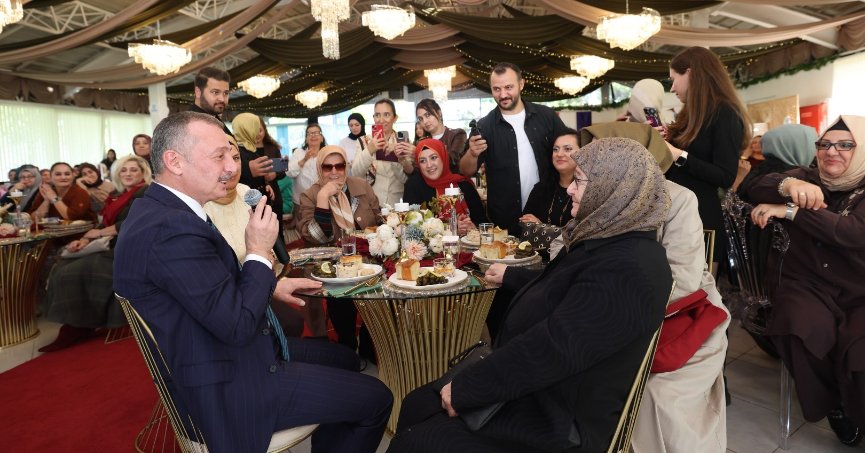 Büyükakın ile annesinin diyaloğu salonu kırdı geçirdi