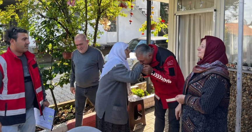 Kartepe Belediyesi selden etkilenen vatandaşları yalnız bırakmadı 