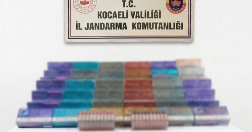920 bin liralık 2 bin 830 paket kaçak ürün yakalandı
