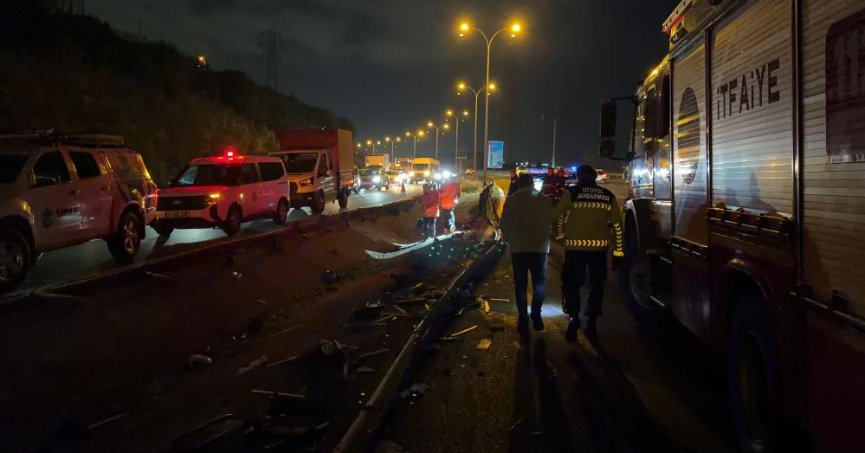 TEM'de feci ölüm: Kullandığı tırın altında kalan sürücü hayatını kaybetti, 2 yaralı