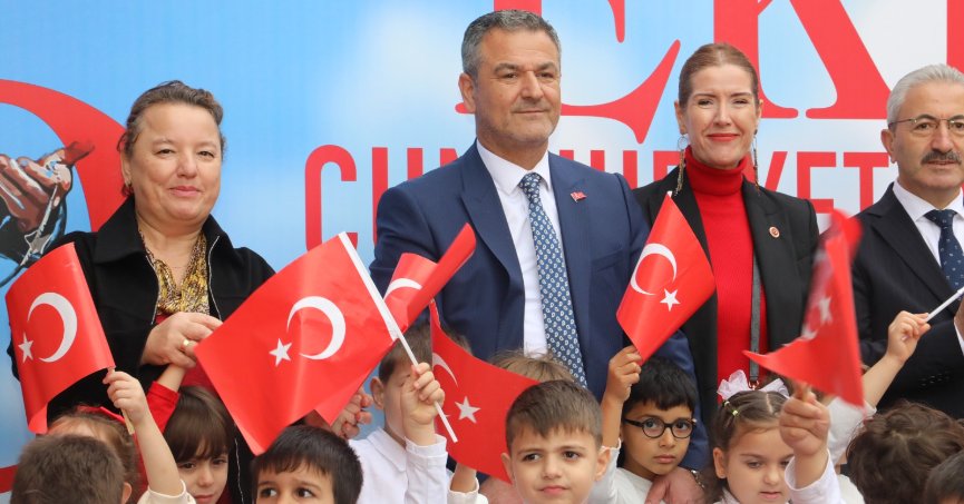 İzmit’te miniklerden Cumhuriyet korteji ve koro