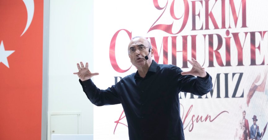 İzmit’te Sunay Akın’dan 'Cumhuriyete Giden Yol' gösterisi