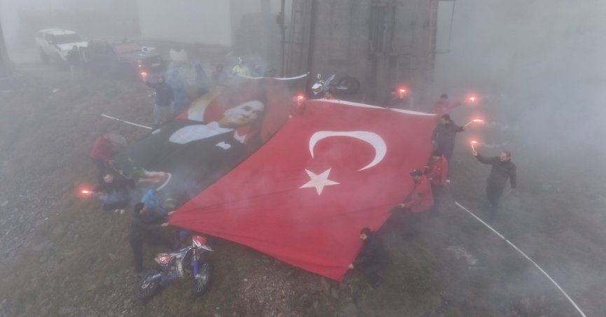 Şanlı Türk bayrağı elden ele Kartepe'nin zirvesine taşındı 