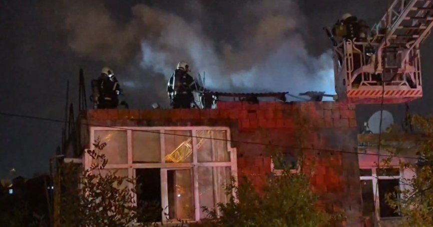 İki katlı binanın çatısı alevlere teslim oldu