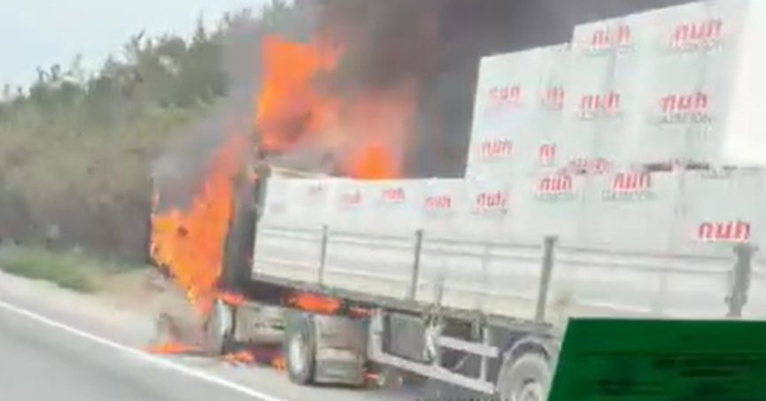 Seyir halindeki tır alev alev yandı