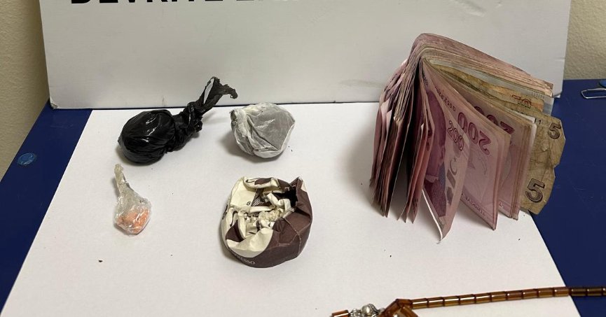 Polis kıskıvrak yakaladı: Üzerinden uyuşturucu ve para çıktı