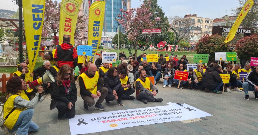 İzmit'te şiddete karşı oturma eylemi