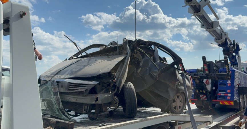 Feci kaza! Otomobil levhaya saplandı