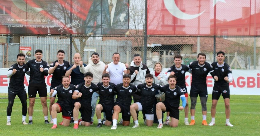 Körfez Gençlerbirliği finalde kupayı kaldırdı