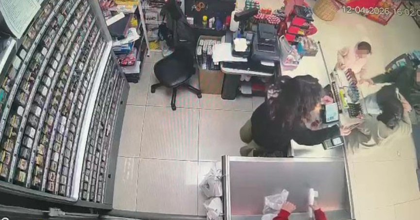 Markette küçük kıza tekme ve tokat dayak attı