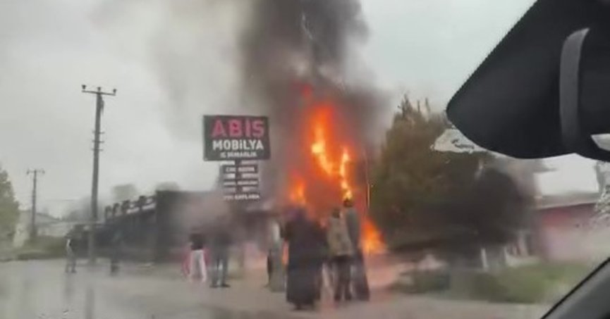 Başiskele'de iş yeri alevlere teslim oldu