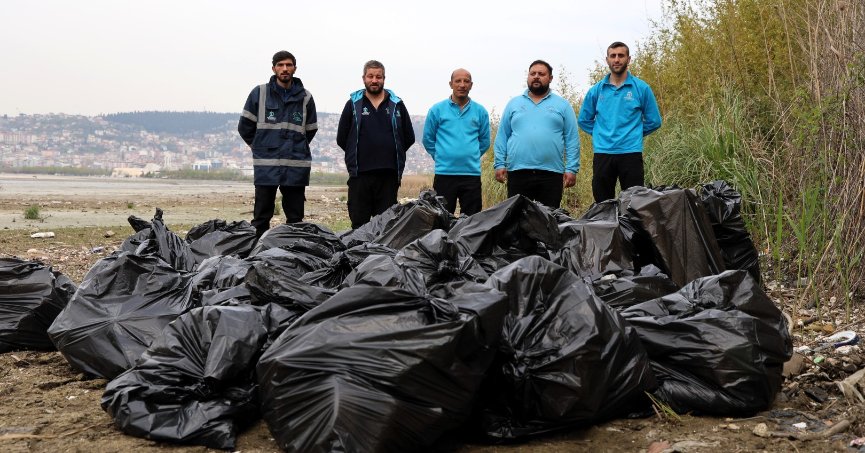 Sahilden 50 çöp torbası atık toplandı