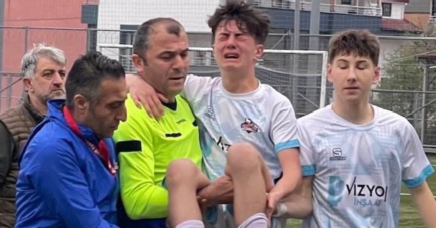 Hakem sakatlanan futbolcuyu kucağına aldı